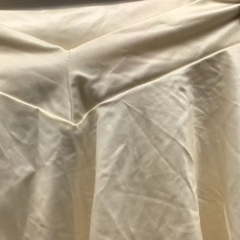 Zuliana V-Waist Size L Off White V-Waist Ruffle Skirt With Lettuce Trim. New